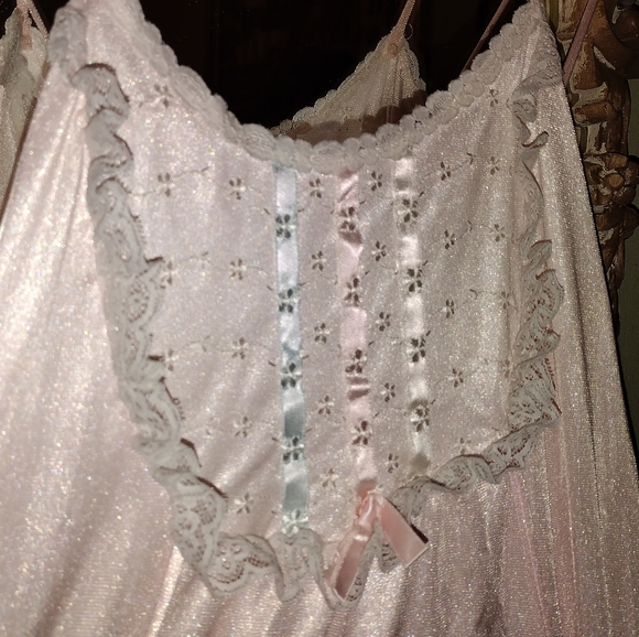 🌷Sweet and Pretty Baby Pink Timeless Classics vintage nightgown and robe. - Picture 2 of 6